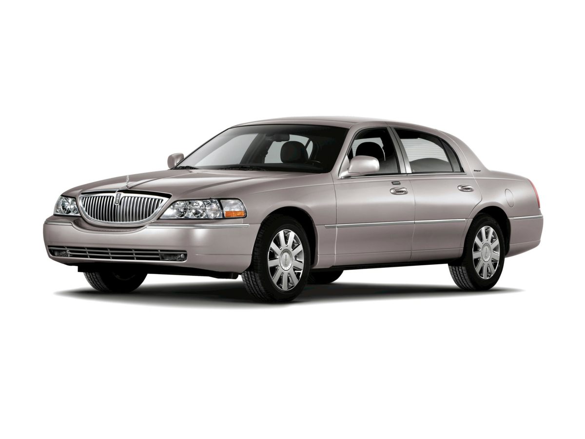 Silver 2007 Lincoln Town Car Signature Sedan Rear-Wheel Drive 4-Speed Automatic Overdrive